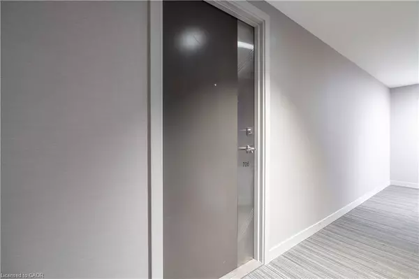 Burlington, ON L7R 0E4,2081 Fairview Street #706