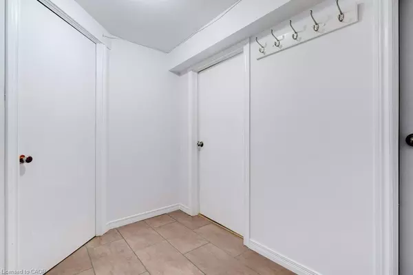 Burlington, ON L7R 1Y6,2217 Ghent Avenue