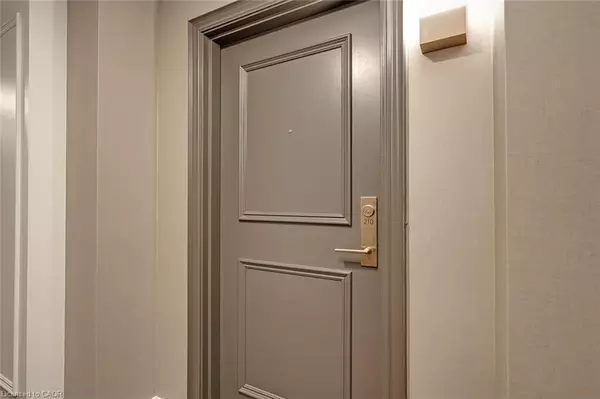 Burlington, ON L7R 0A4,399 Elizabeth Street #210