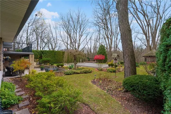 Dundas, ON L9H 3M4,2 Walnut Grove