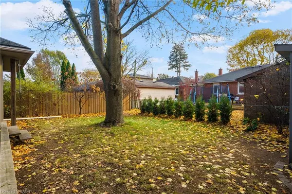 Dundas, ON L9H 4M6,11 Mcmaster Avenue