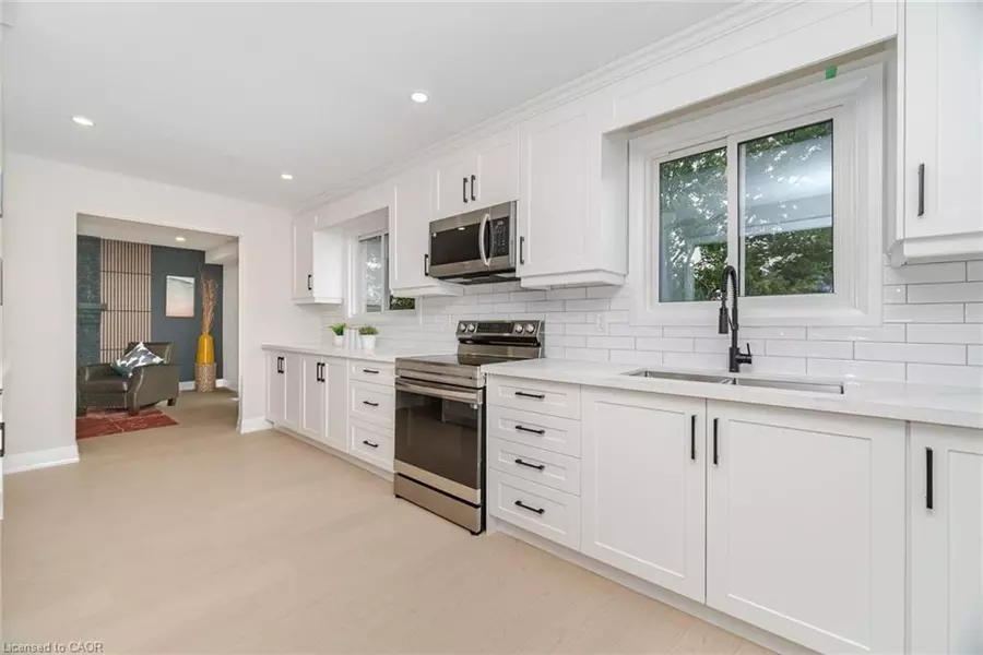 2392 Arnold Crescent, Burlington, ON L7P 4G3