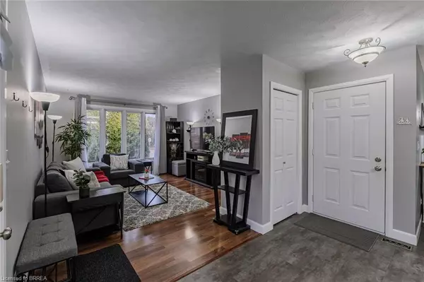 Paris, ON N3L 1E9,13 Dundas Street W