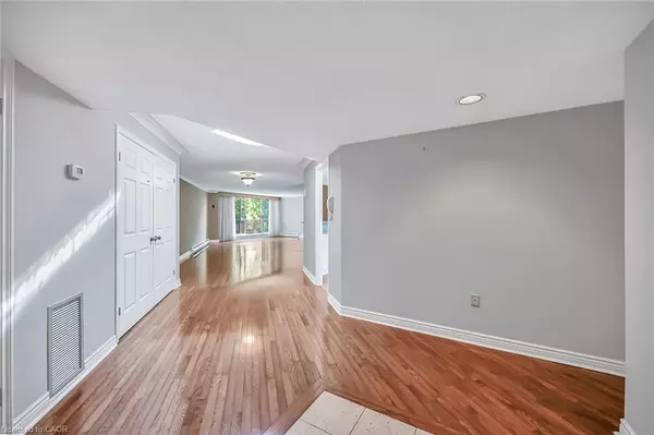 Ancaster, ON L9G 4E7,150 Wilson Street W #PH1