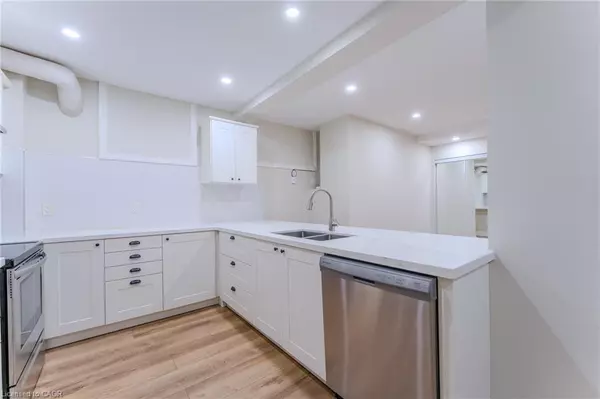 Hamilton, ON L8P 2C3,100 Charlton Avenue W #LL03