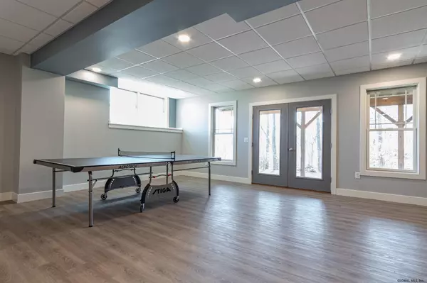 Ballston, NY 12019,17 OUTLET Road