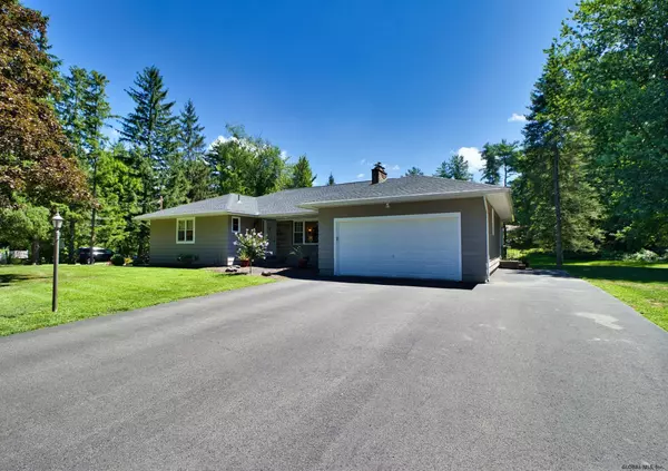 27 GROVE Street, North Greenbush, NY 12144