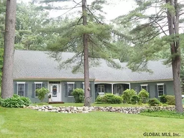 10 FOX HOLLOW Lane, Queensbury, NY 12804