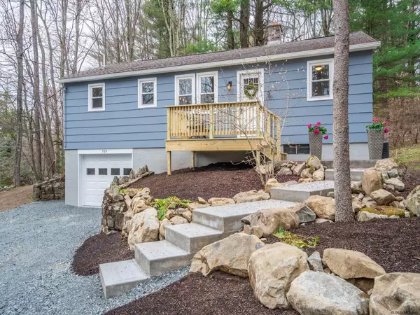 Sand Lake, NY 12153,704 TABORTON Road