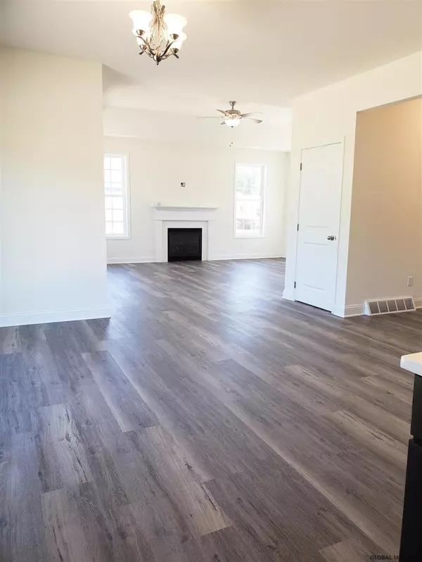 Milton, NY 12020,16 HUNTINGTON Way