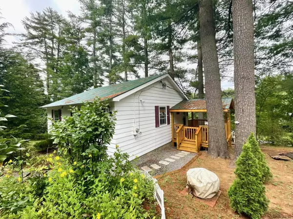 Lake Luzerne, NY 12846,12 READ DR (PVT)