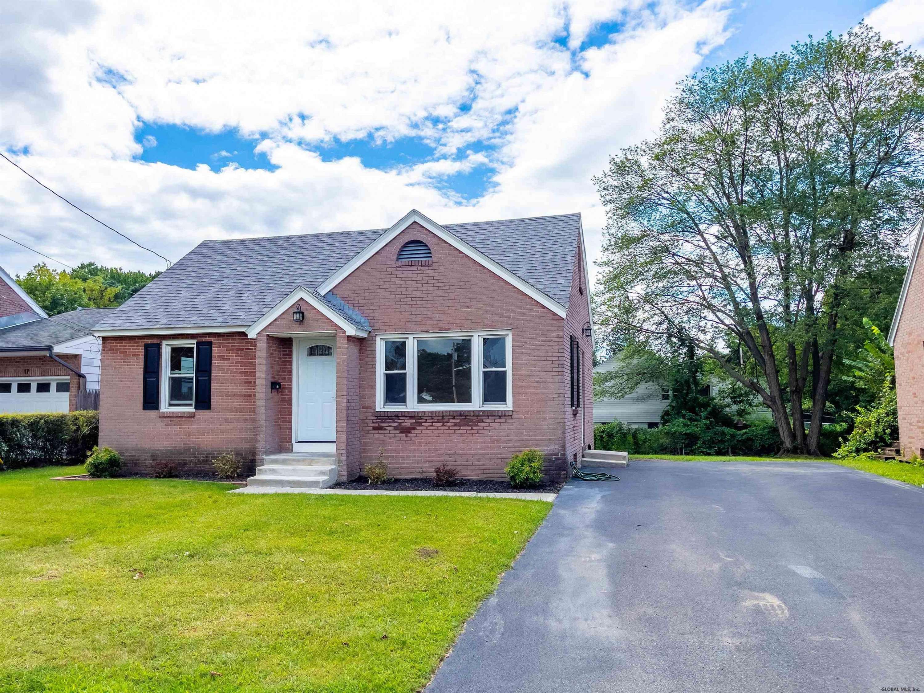 19 BIRCH TREE Road, Colonie, NY 12205