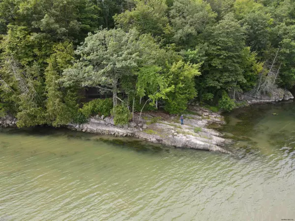 Crown Point, NY 12928,16 HEDGE Row