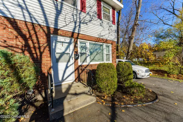 Colonie, NY 12205,27 Commodore Street