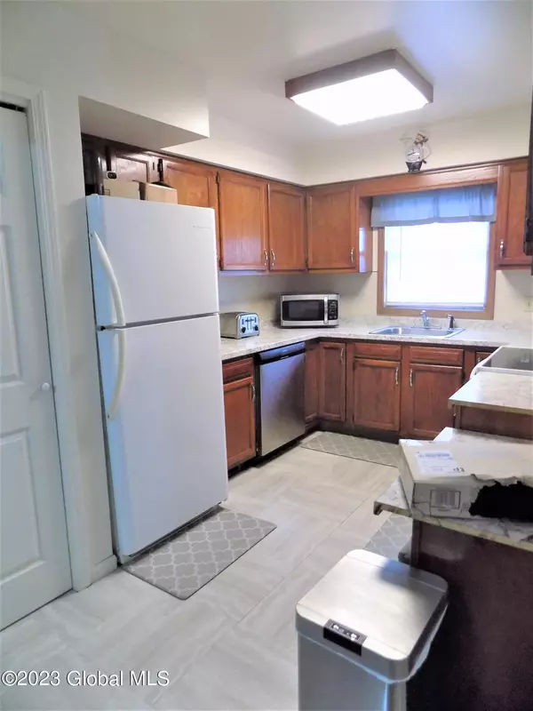 Schenectady, NY 12308,829-831 Salina Street