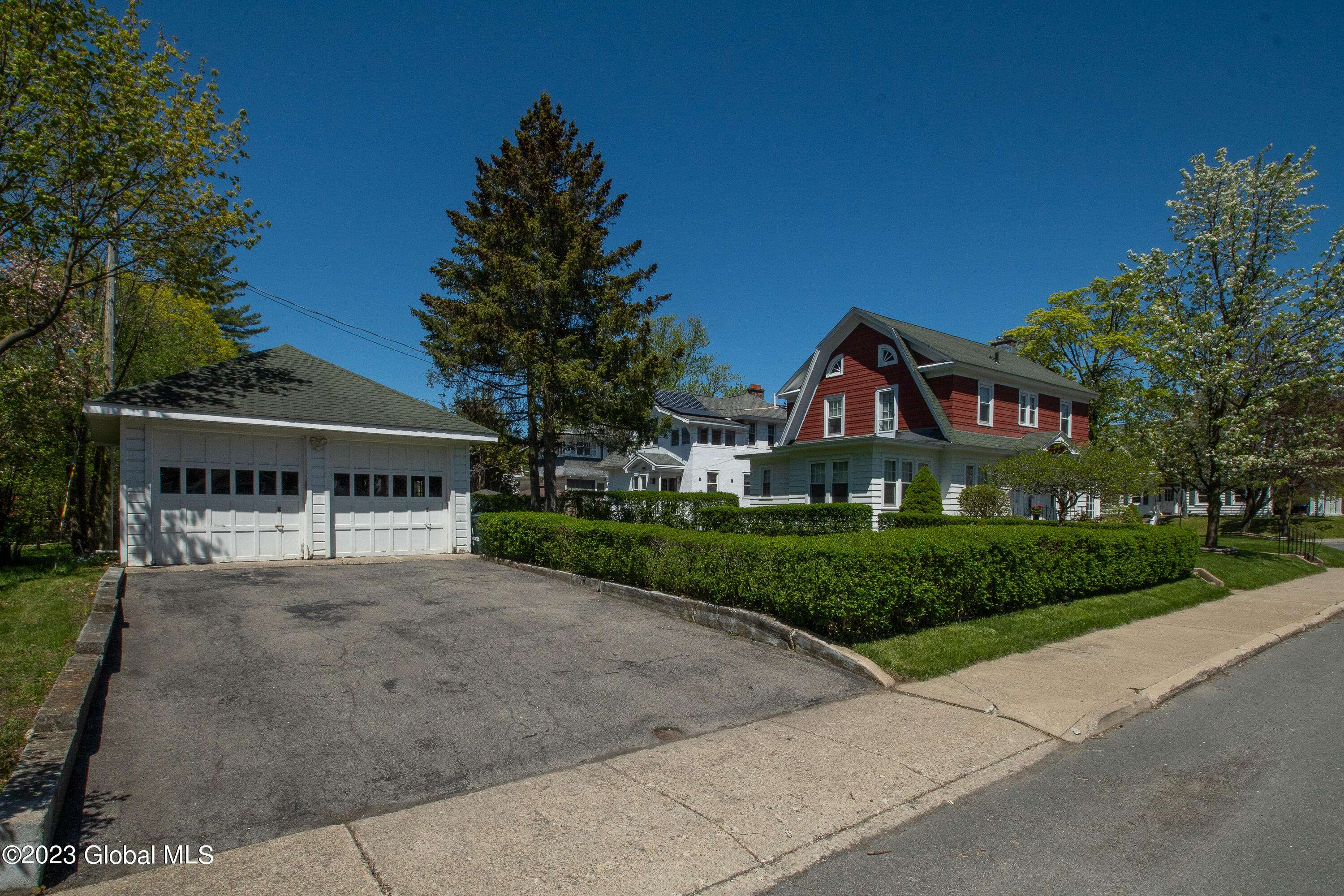 Schenectady, NY 12309,851 Lakewood Avenue