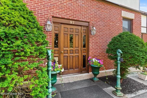 Saratoga Springs, Inside, NY 12866,37 Clark Street #3