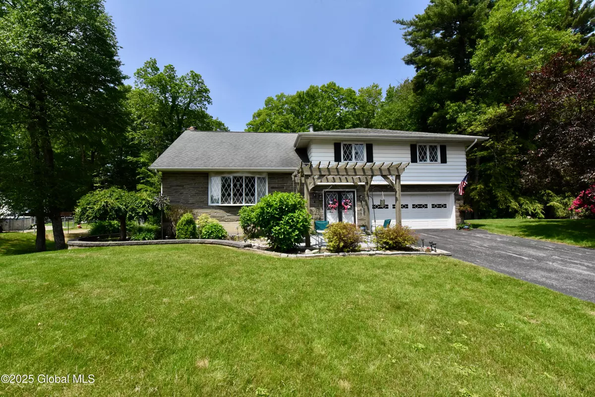 Clifton Park, NY 12065,9 Arnold Drive