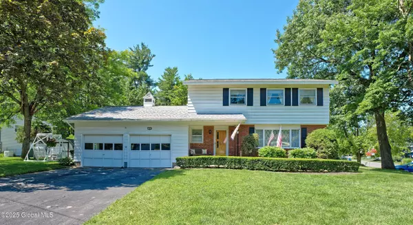 8 Woodland Drive, Colonie, NY 12309
