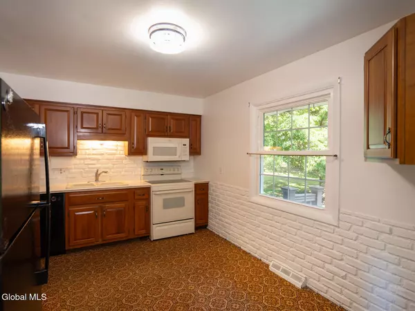 Clifton Park, NY 12065,10 Woodhall Lane