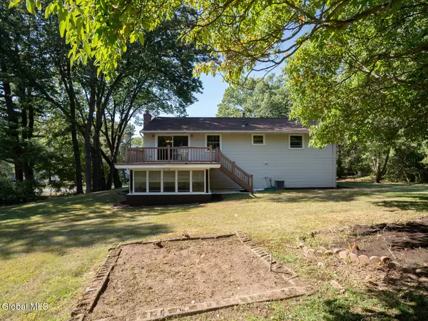 Clifton Park, NY 12065,10 Woodhall Lane