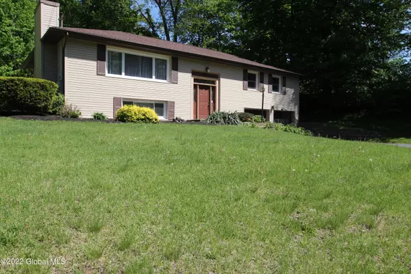 73 Birchwood Lane, Colonie, NY 12309