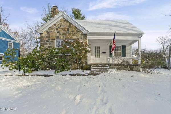 4 Woodridge Road, Bethlehem, NY 12054