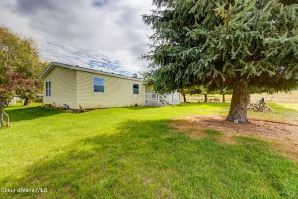 10110 N McCoy Rd, Newman Lake, WA 99025