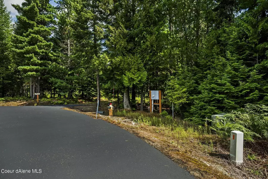 129 Summit PL, Naples, ID 83847