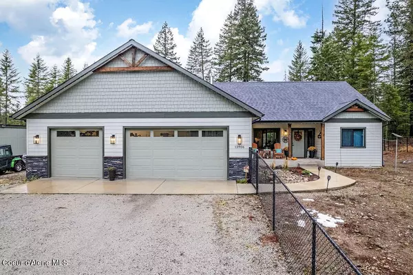 13906 Coeur d' Alene Dr, Spirit Lake, ID 83869