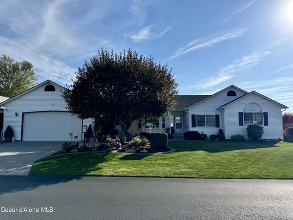 1092 W WOODLAWN DR, Hayden, ID 83835