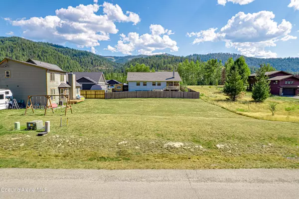 303 Old Farm Rd, Pinehurst, ID 83850