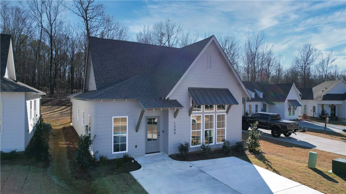 Opelika, AL 36801,1204 WOODLAND CIR