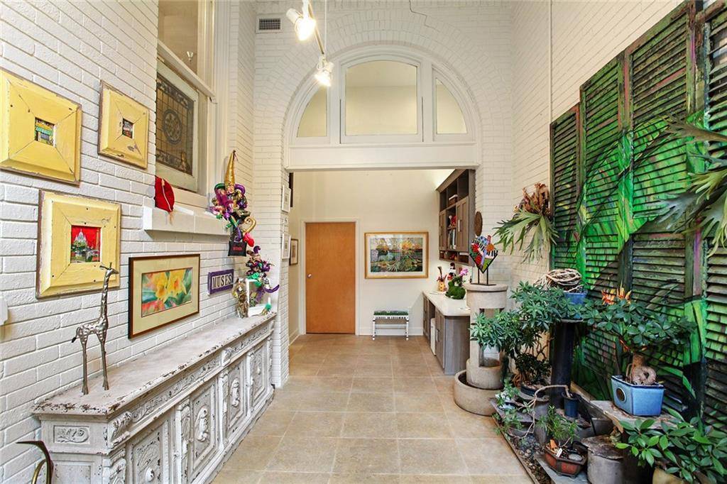 New Orleans, LA 70130,856 CARONDELET ST #1