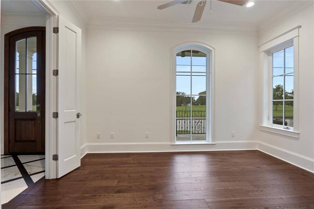 New Orleans, LA 70124,6768 PONTCHARTRAIN BLVD