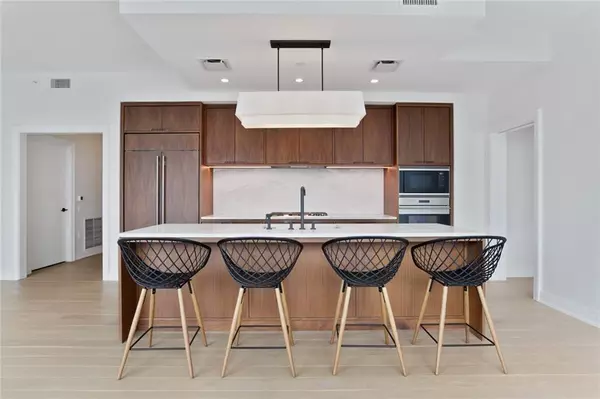 New Orleans, LA 70113,1001 JULIA ST #8D