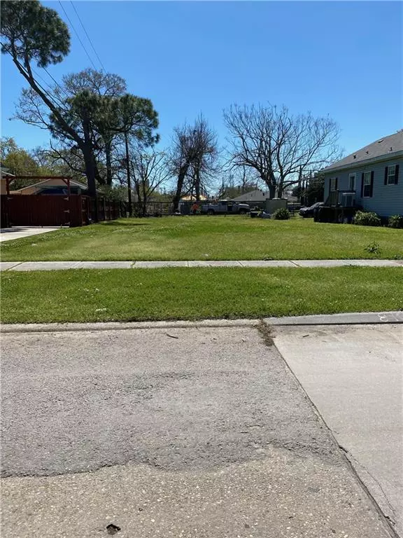 8904 LIVINGSTON AVE, Chalmette, LA 70043
