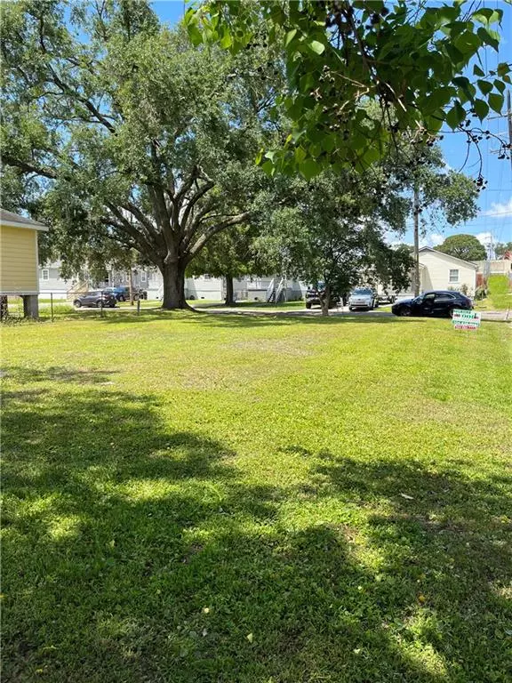 5525 WARRINGTON DR, New Orleans, LA 70122