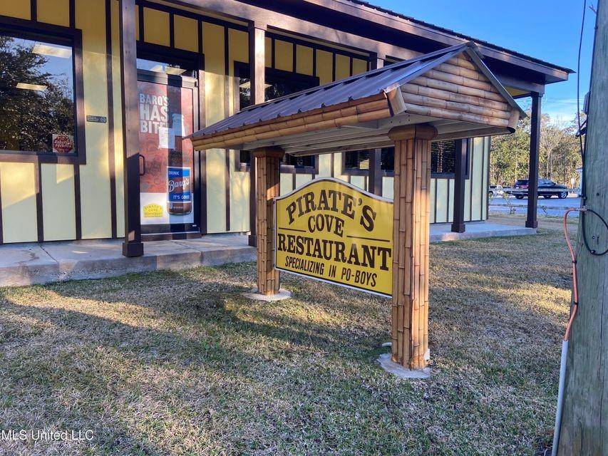208 MENGE AVE, Pass Christian, MS 39571