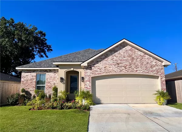 7508 SATURN CT, Violet, LA 70092