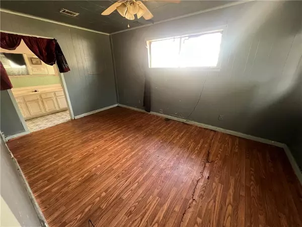 Marksville, LA 71351,236 MESSICK ST