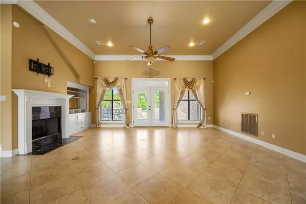 Alexandria, LA 71301,6221 LIVE OAKS LN