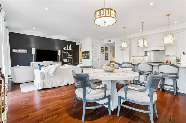 New Orleans, LA 70130,700 MAGAZINE ST #210