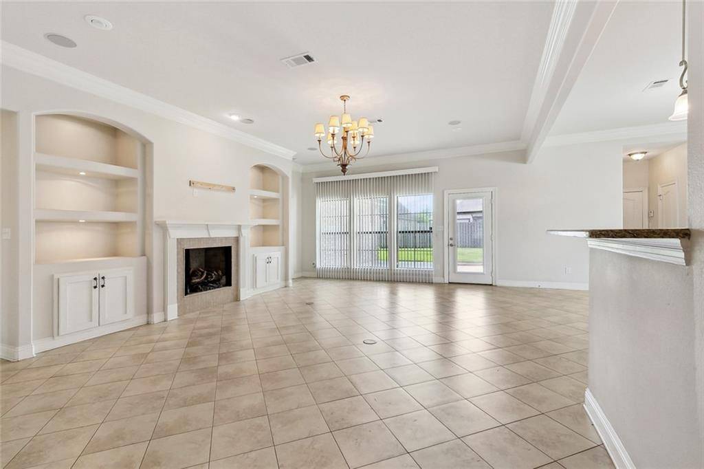 Luling, LA 70070,409 LAC VERRET DR