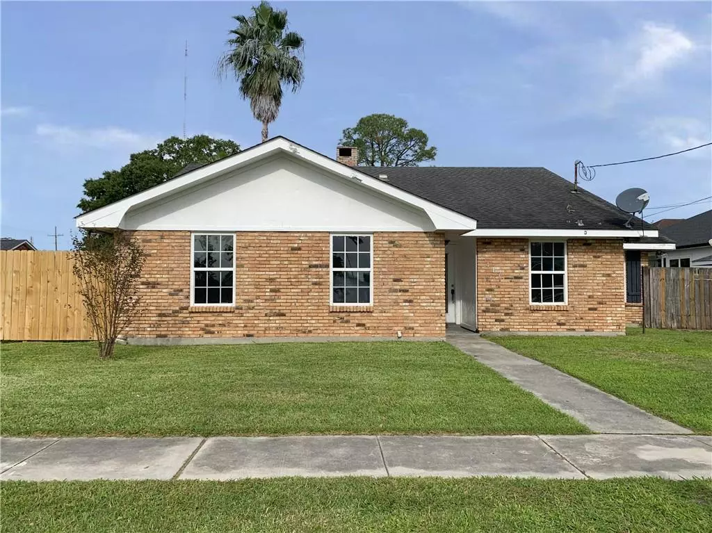 Chalmette, LA 70043,417 E GIROD ST