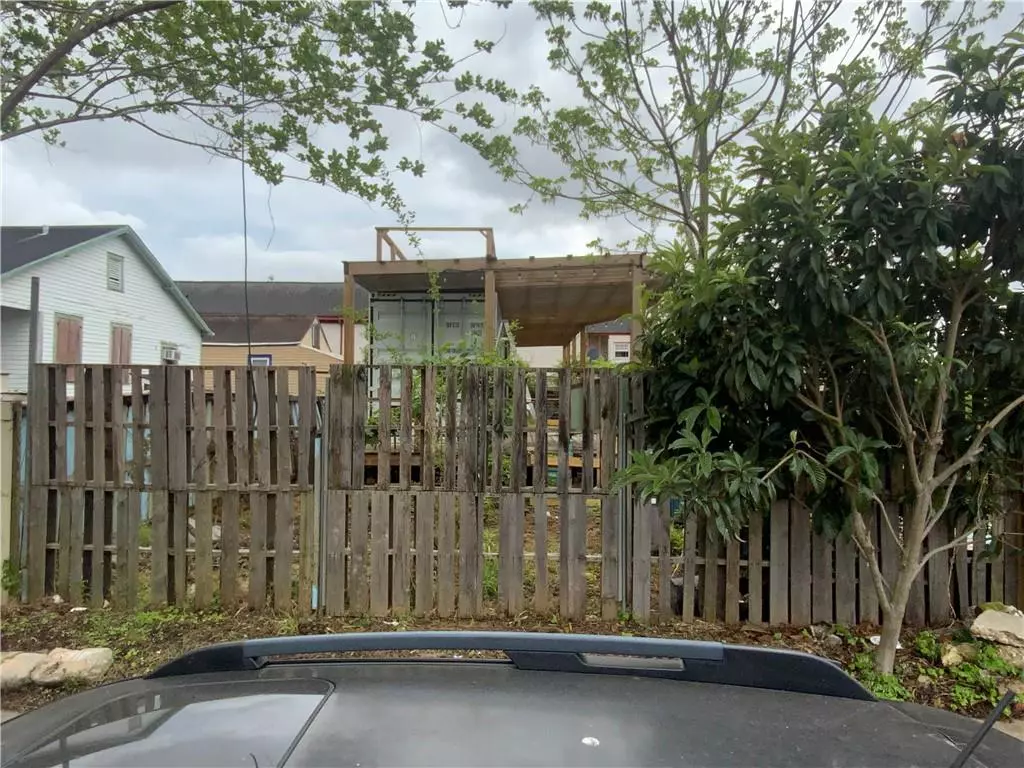 New Orleans, LA 70117,2358 URQUHART ST