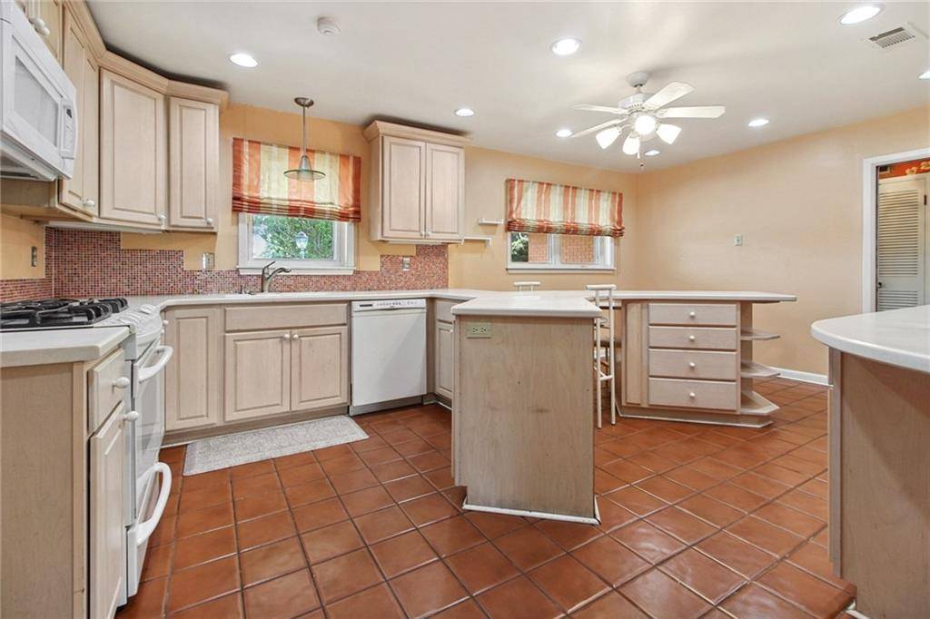 Metairie, LA 70003,4416 HENICAN PL