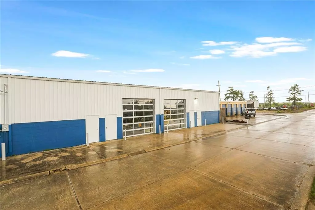 Chalmette, LA 70043,4002-04 LAVIOSIER ST