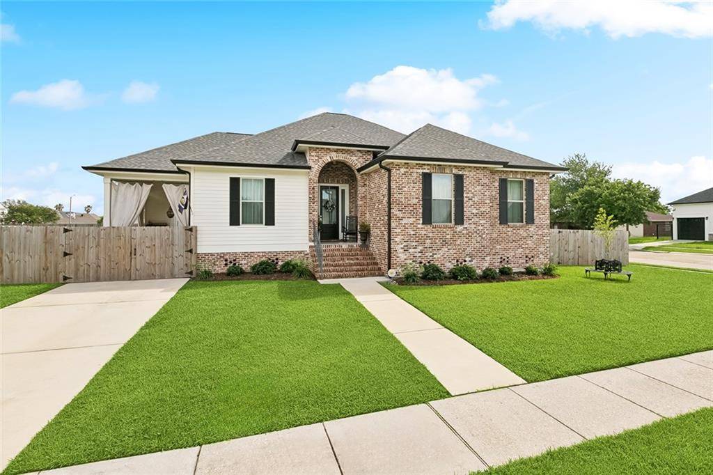 8429 PRINCE DR, Chalmette, LA 70043