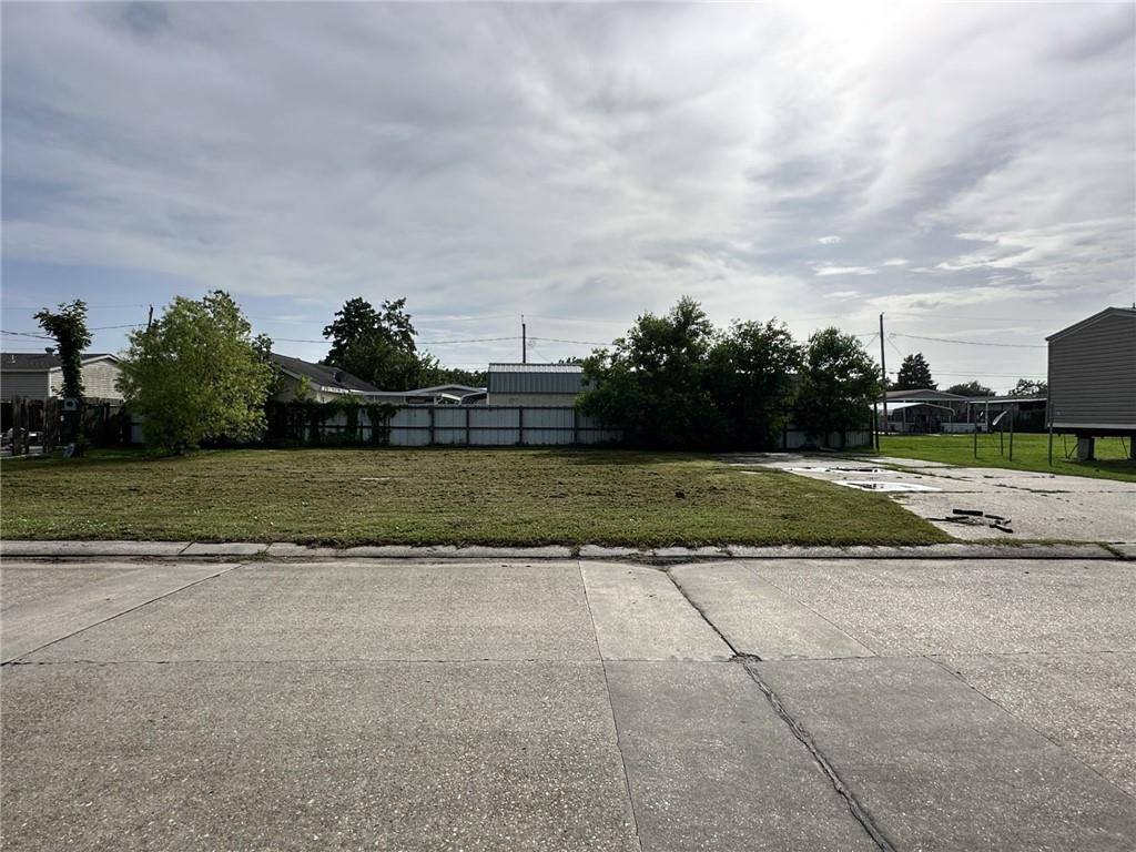 2300 GUILLOT DR, St Bernard, LA 70085